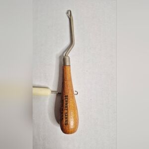 Bernat Yarn Hook with Wooden Handle